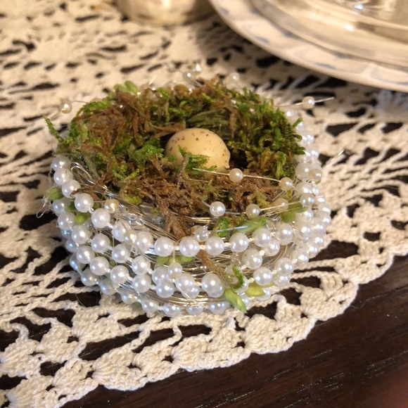 Handmade birds nest made of pearls, moss, silver wire and bits of sedum accents - Picture 2 of 11